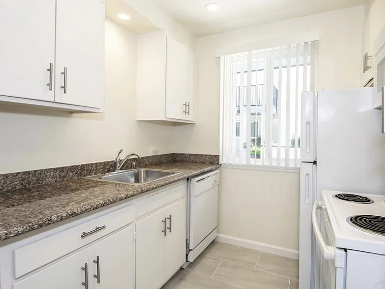 1220 Clayton St — Photo 3