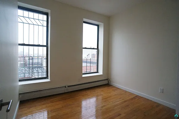 Rented by EXR | media 10