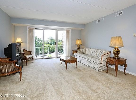 4th image of 6815 N Milwaukee Ave APT 401