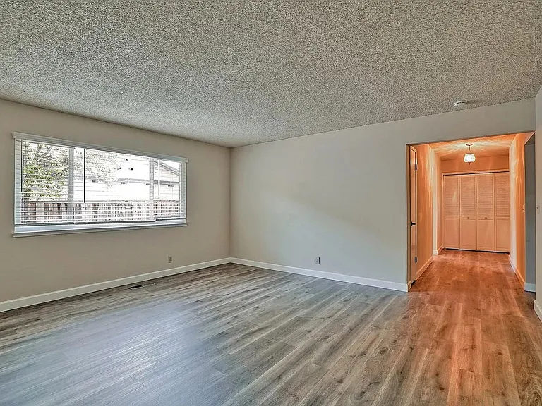 512 Alberta Ave — Photo 2