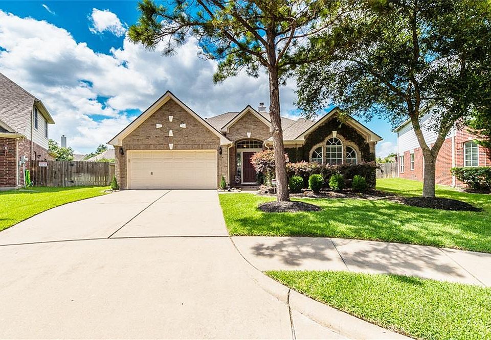 Beautiful home in highly desired Cinco Ranch Equestrian Village. Equestrian Village is on the easter
