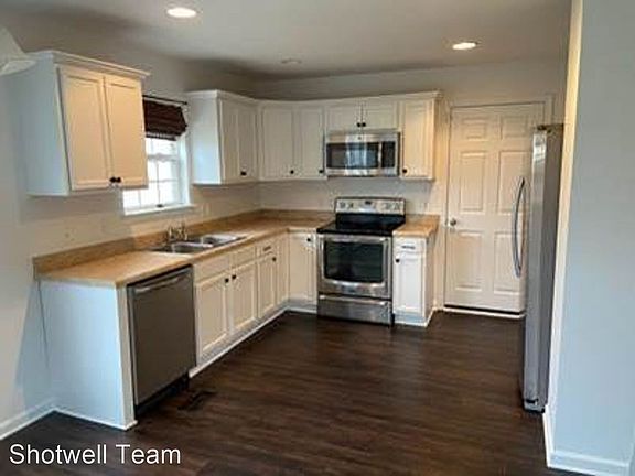 3rd image of 724 Chamberlain Manor Way