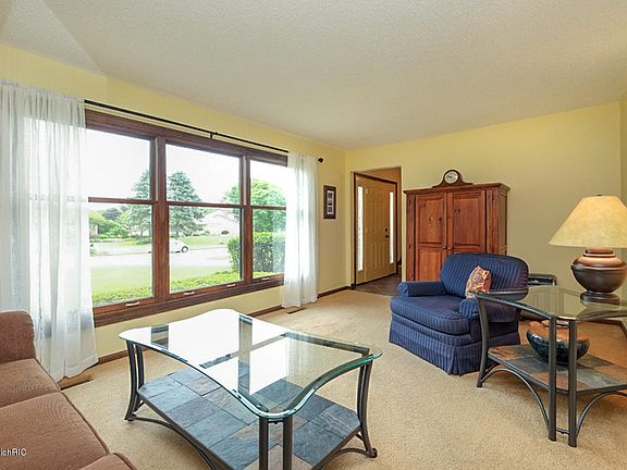 3rd image of 9422 Treetop Dr