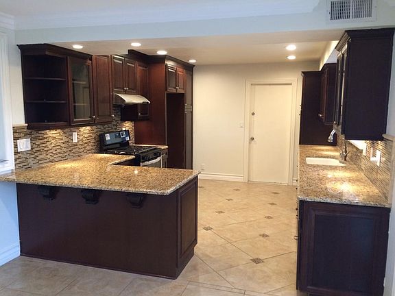 kitchen_custom cabinets_granite top_storage