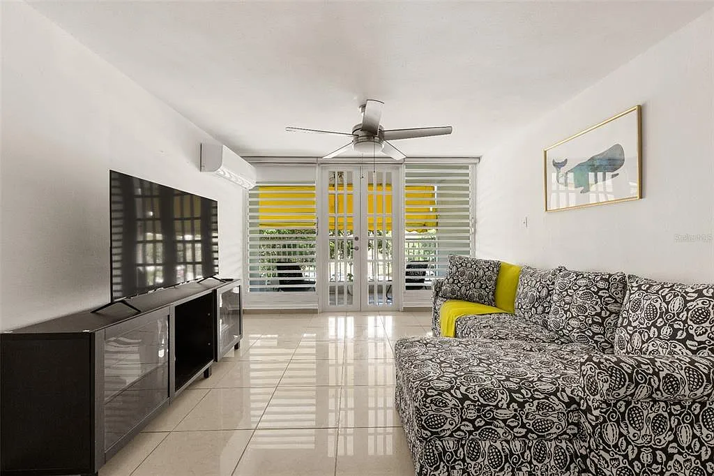 2 bed, 1.0 bath, 872 sqft, $1,880 — Photo 2