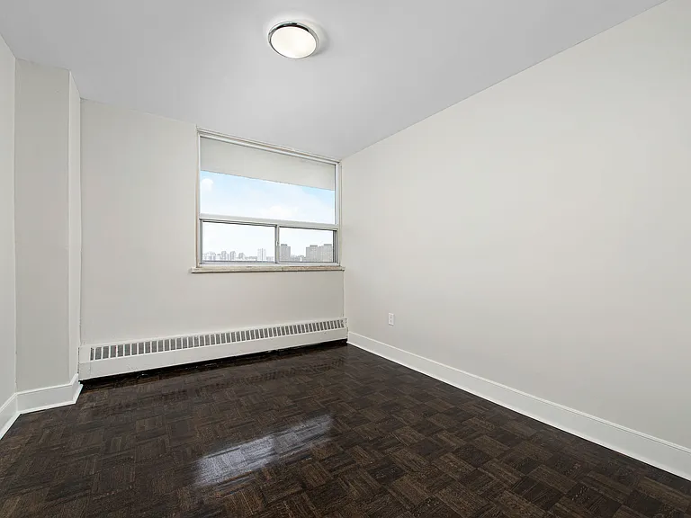 79 Thorncliffe Park Dr — Photo 7