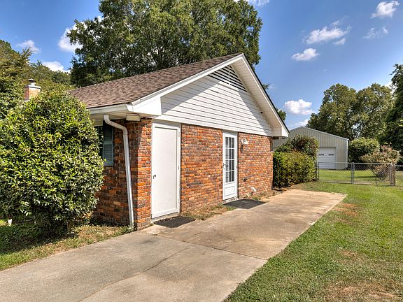 3rd image of 210 Lesesne Dr