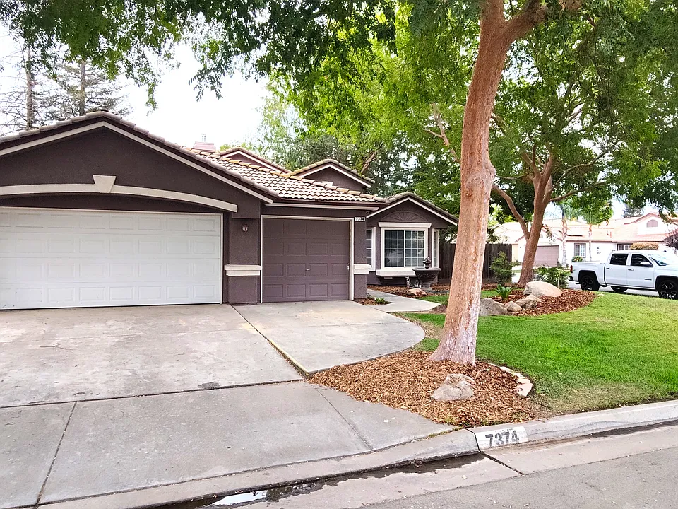 7374 N Vista Ave