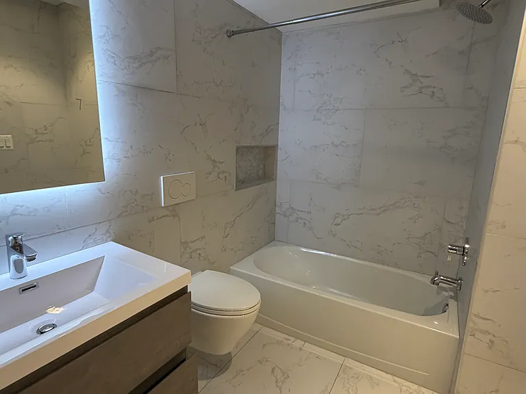 Second bedroom en suite bathroom