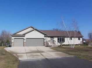 25 Stonehenge Ct, Mankato, MN 56001