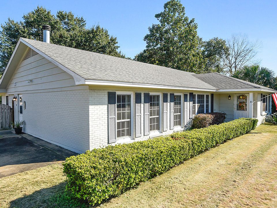 1st image of 3 Oakwood Dr