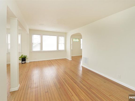 4th image of 263 Sutton Ave