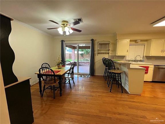 5th image of 106 W Tulip Ave