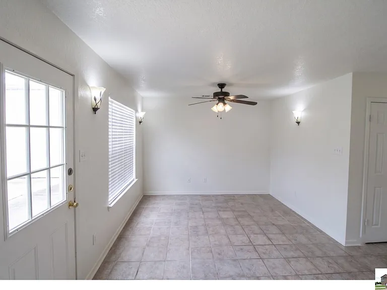 2412 Skylark Cir — Photo 3