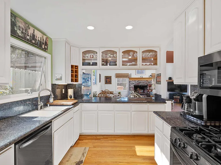1605 Lynngrove Dr — Photo 10