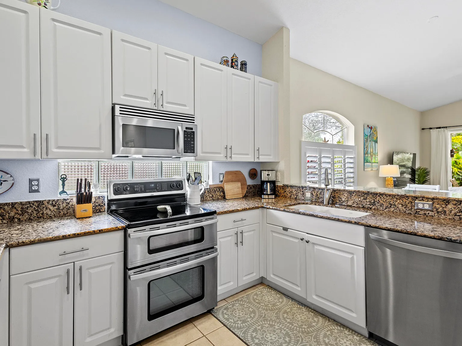 2 bed, 2.0 bath, 1663 sqft, $3,125 — Photo 3