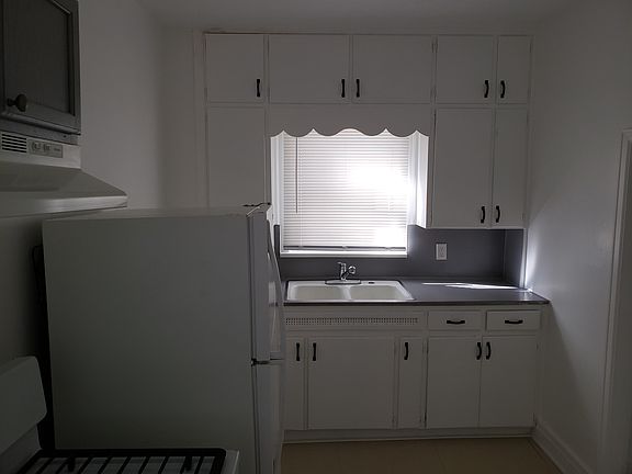 2nd image of 209 N Hill St #1