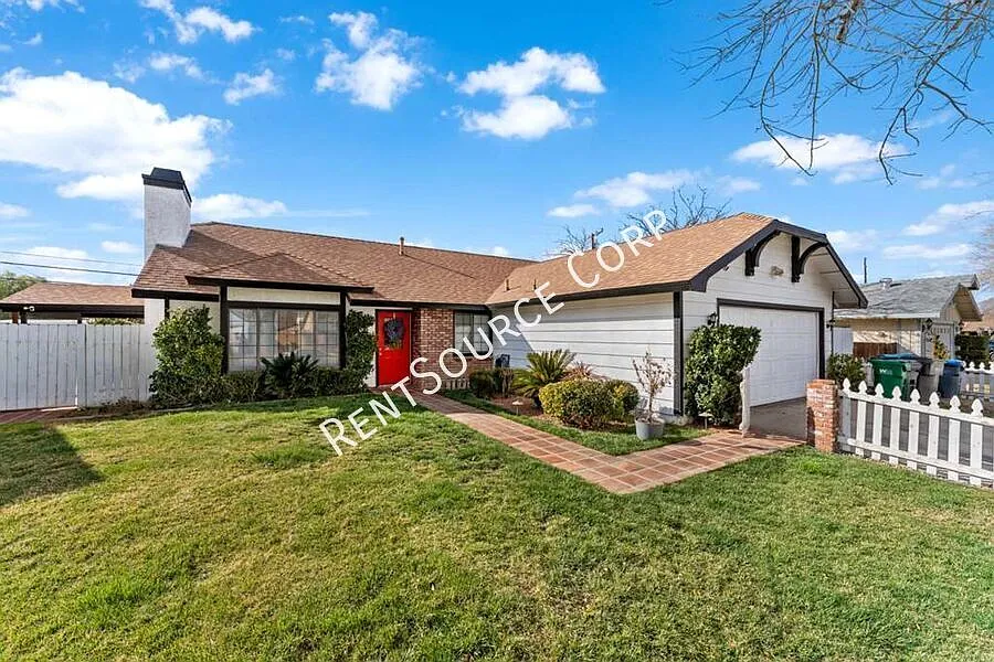 3 Bedroom, 2 Bath Pool Home for Rent in Palmdale — Photo 2