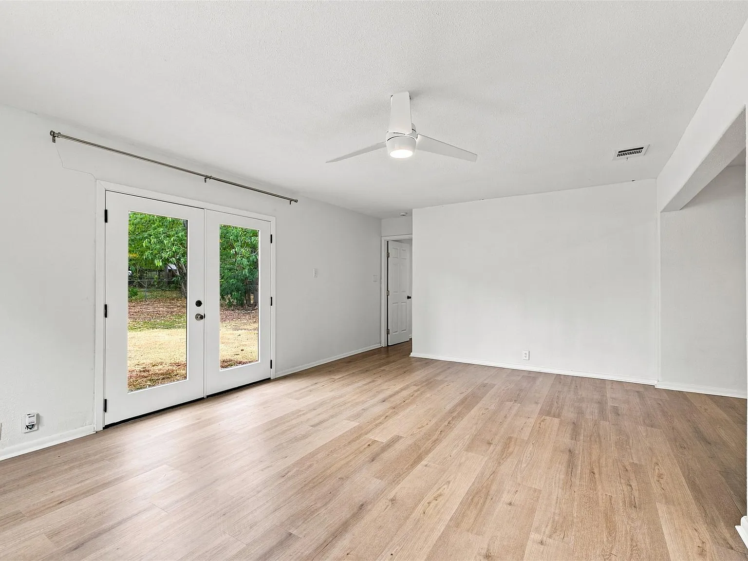 3 bed, 2.0 bath, 1390 sqft, $2,600 — Photo 4
