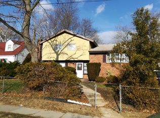 581 Cross St, Westbury, NY 11590