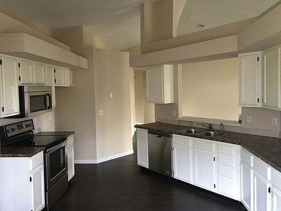 3rd image of 8455 Moss Pointe Trl N