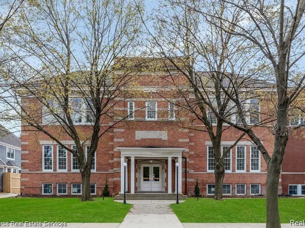 389 Saint Clair St, Grosse Pointe, MI 48230