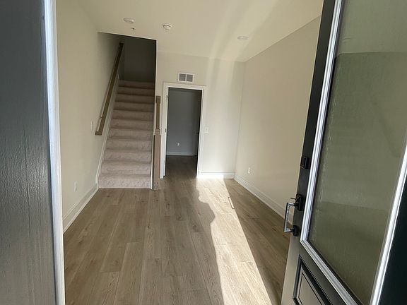 5th image of 44316 Farringdon Sq