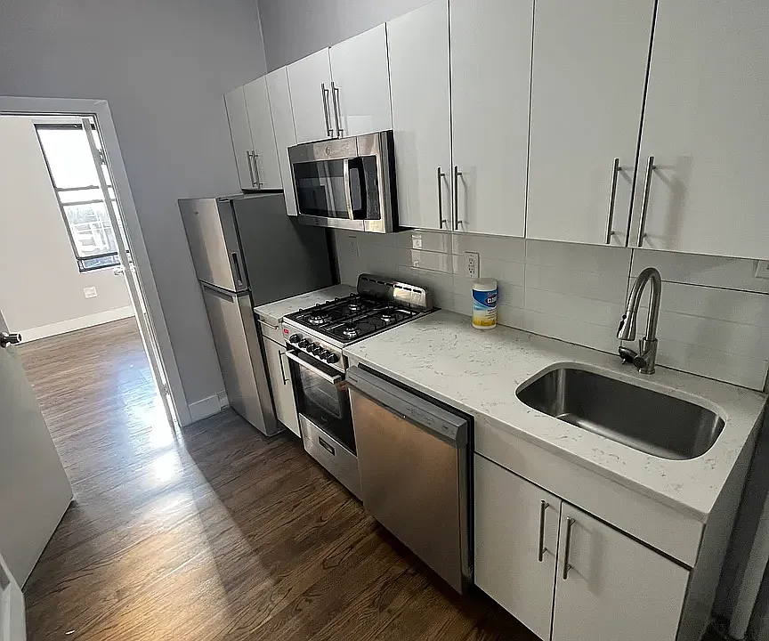 442 W 54th St #L9