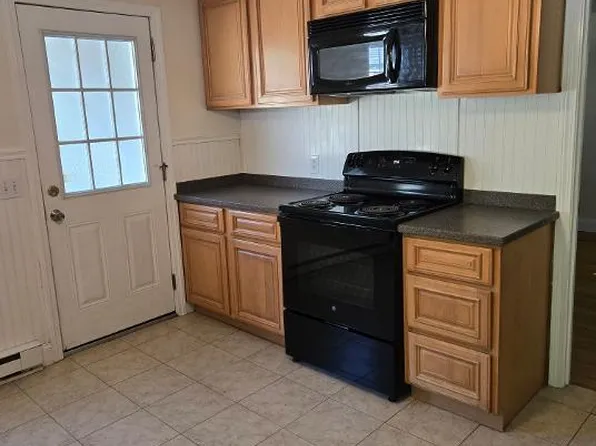 74 High St APT 3, Goffstown, NH 03045
