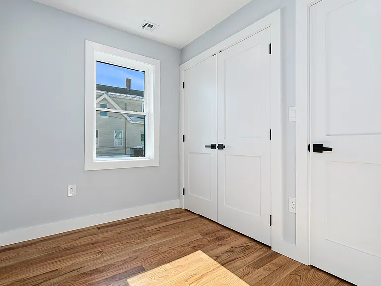 322-324 Pearl St #2 — Photo 6