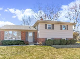 1761 E Camp McDonald Rd, Mount Prospect, IL 60056