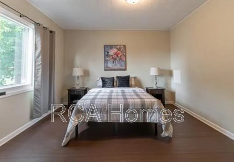 1015 Olive St — Photo 3