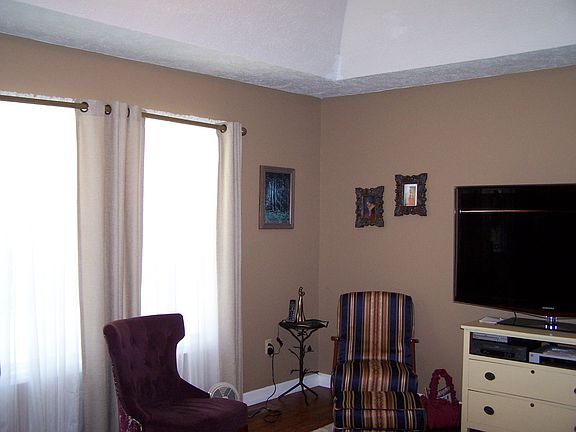 4th image of 233 Stone Hedge Dr
