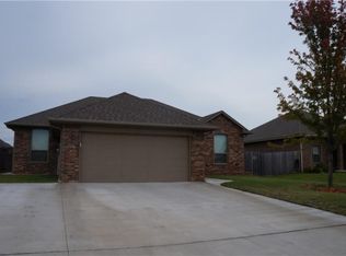 913 SW 13th St, Moore, OK 73160