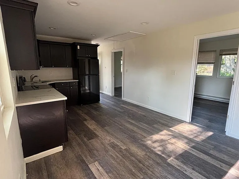 652 Bayview Ave — Photo 2