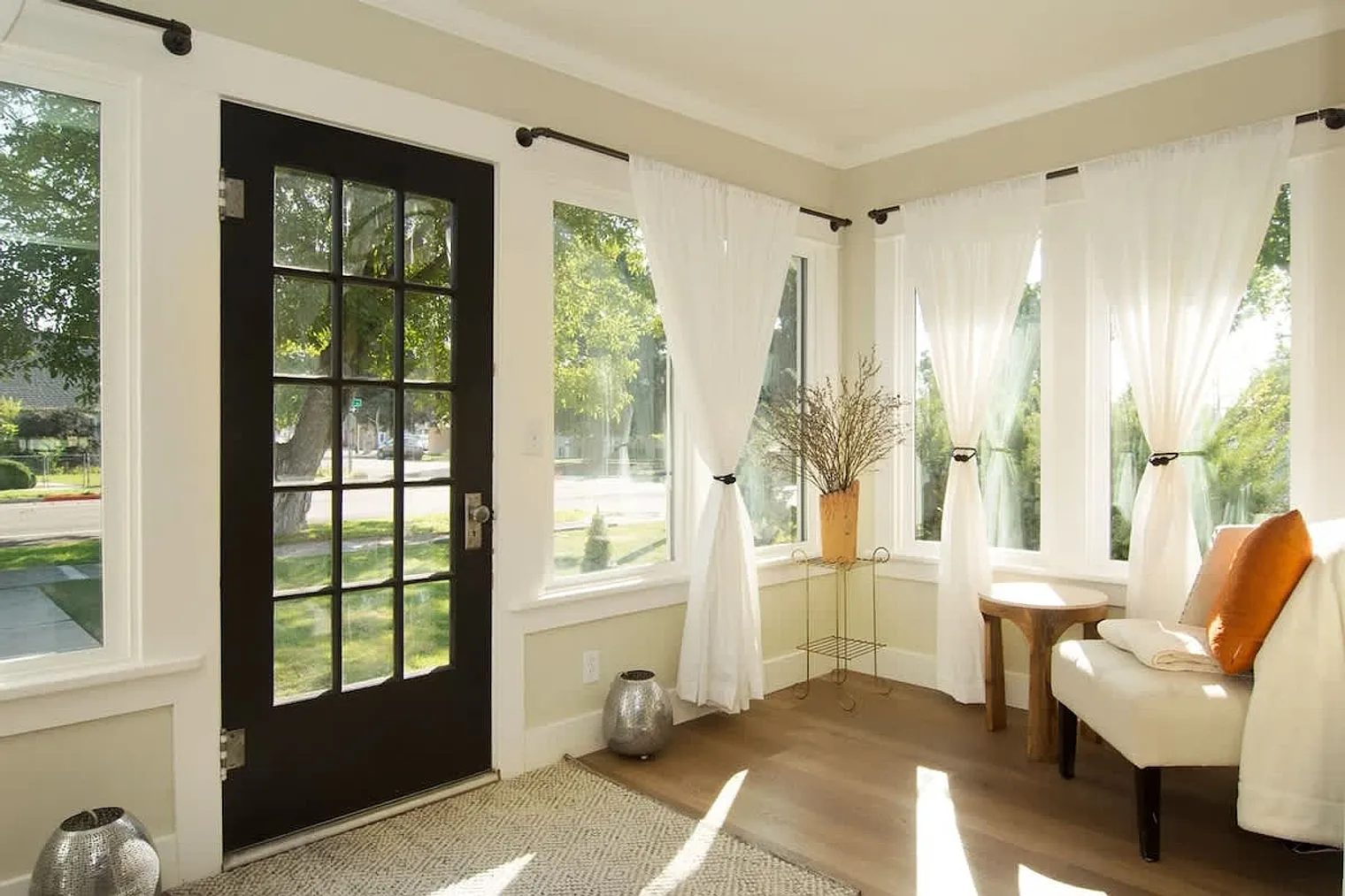 2 bed, 2.0 bath, 2206 sqft, $4,276 — Photo 3
