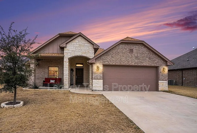 3 bed, 2.0 bath, 1737 sqft, $2,300 — Photo 2