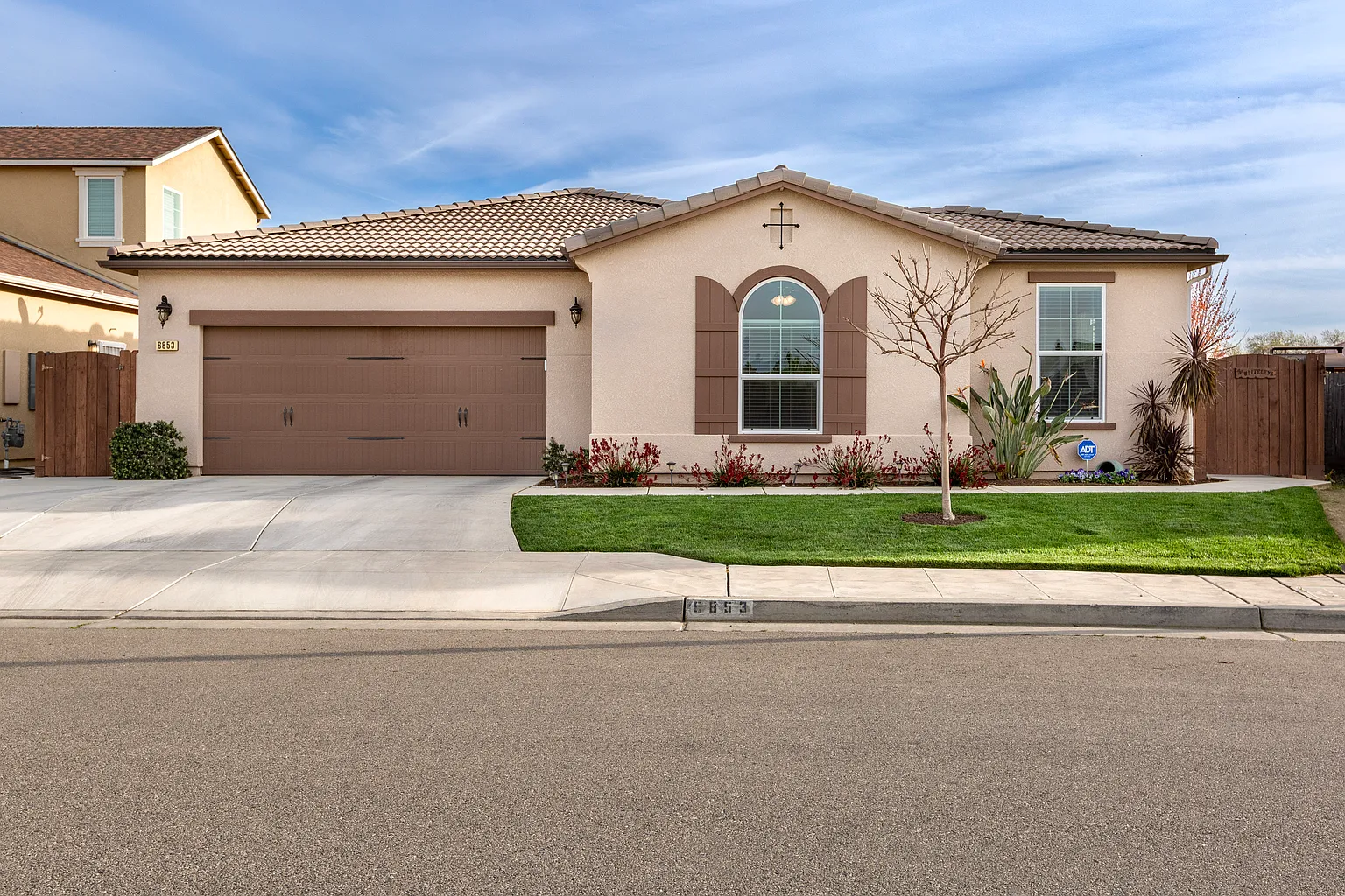 6853 E Saginaw Way photo 1