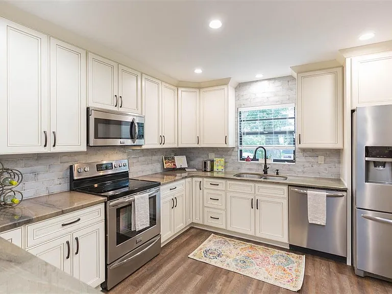 702 W Bay St #A — Photo 3