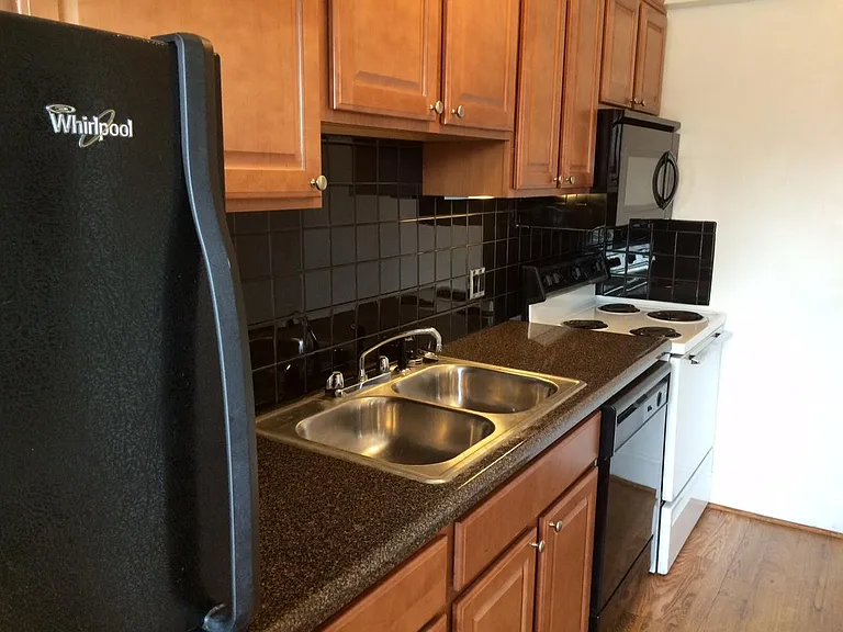 Lowell Apartments — Photo 35