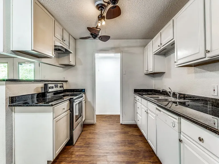 600 NW Ann Lois Ln — Photo 5