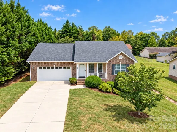 215 Pine Meadows Cir, Hickory, NC 28601