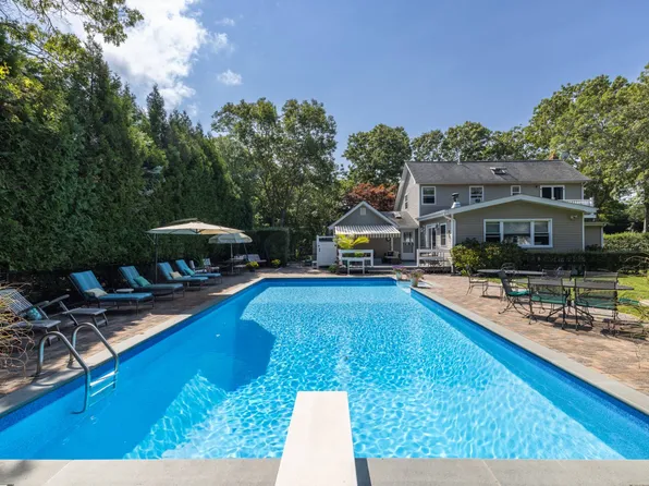 9 Tramposh Ln, Hampton Bays, NY 11946