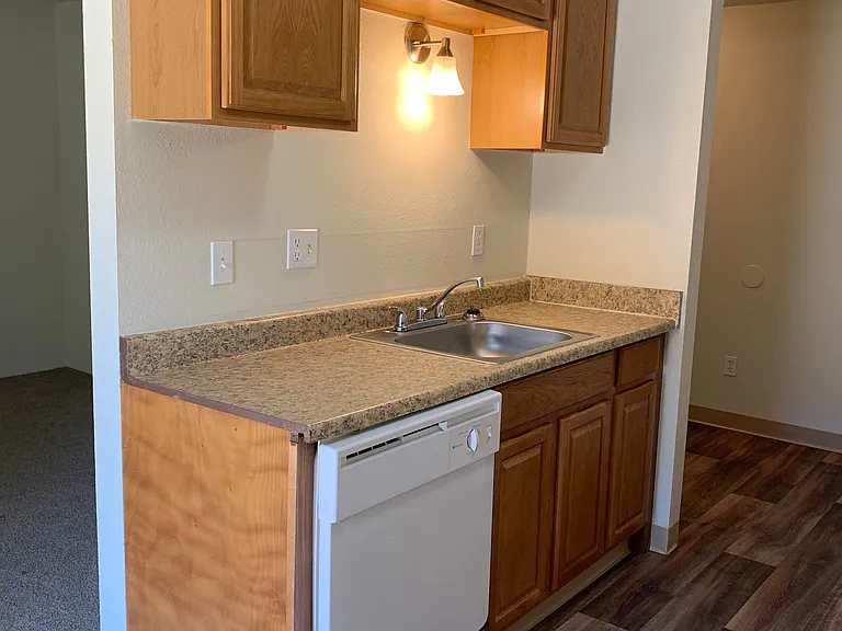 Laurel Court Apartments — Photo 15