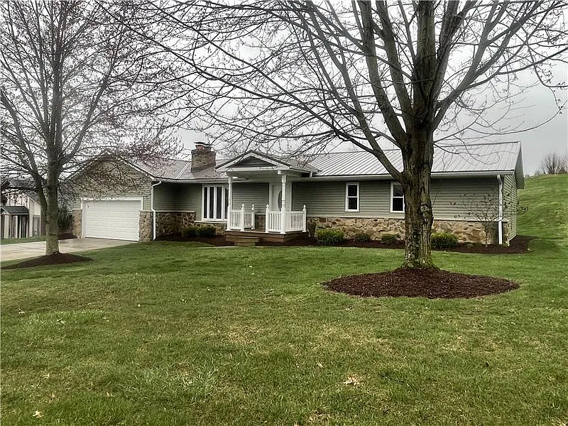 4 bed, $2,500 — Photo 1