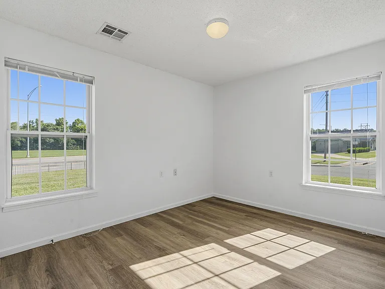 726 E Sunset St — Photo 13