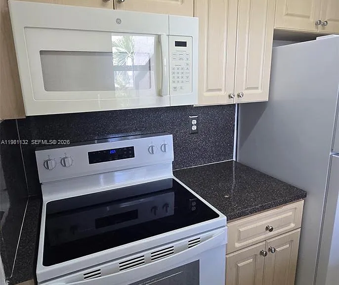 142 SW 18th Ave #30 — Photo 11