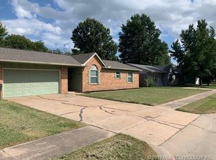 319 N Elm Pl, Owasso, OK 74055