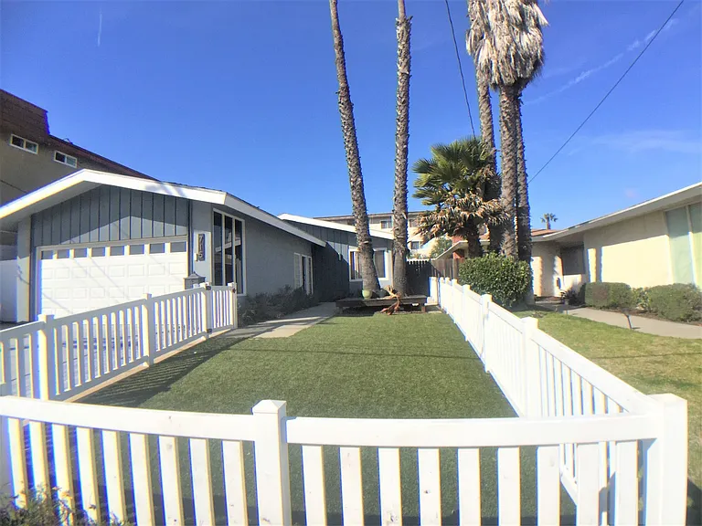 715 W Acacia Ave — Photo 1