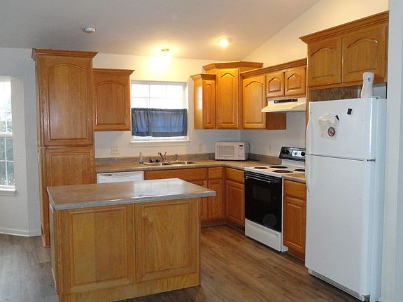 4th image of 25 Westwood Dr